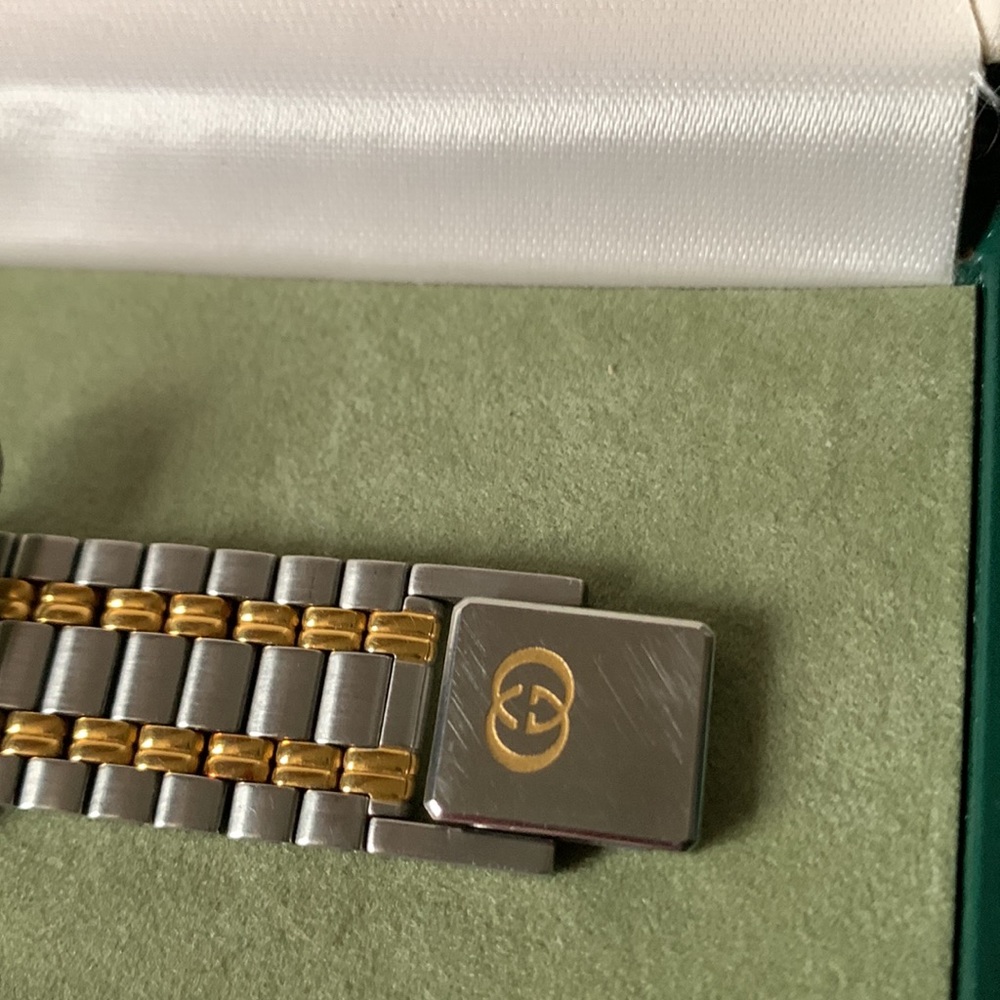 Gorgeous vintage Gucci watch. Feels like butter when on wrist! Make offer! - Picture 3 of 11